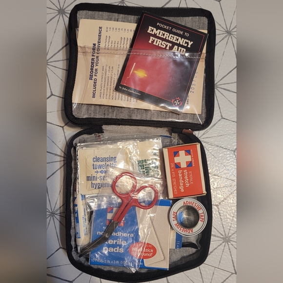 Lexus. First aid kit. Bag with contents. - Picture 10 of 11